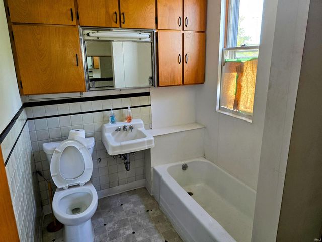 107 W Fairview Avenue, South Bend, IN 46614