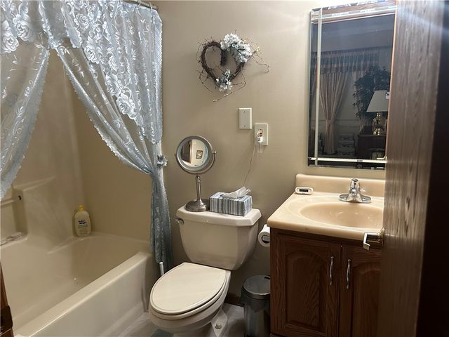 308 Clubhouse Dr, South Strabane, PA 15301