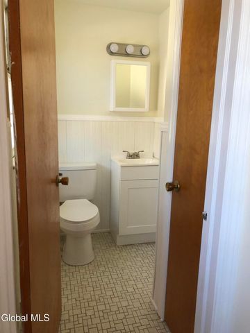 34 Swayze Drive B, Colonie, NY 12110