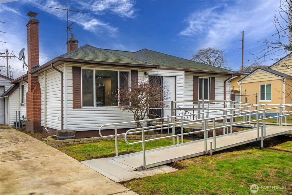 18 Oak Park Drive SW, Lakewood, WA 98499