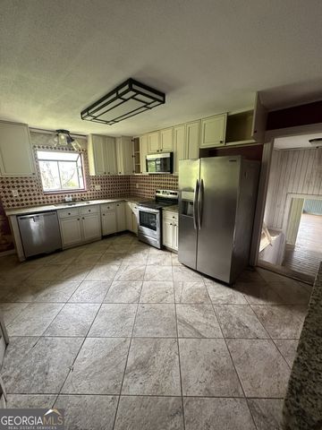 24 Alexander Road, Grantville, GA 30220