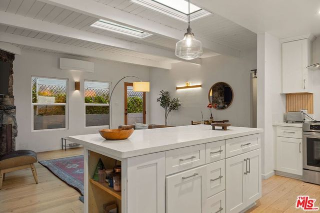 8522 Walnut Drive, Los Angeles, CA 90046