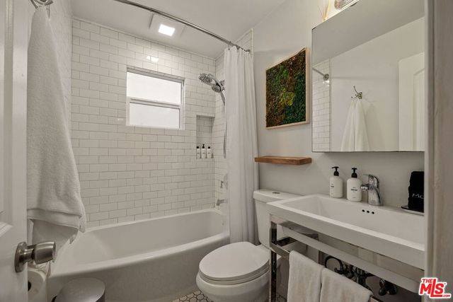 8522 Walnut Drive, Los Angeles, CA 90046