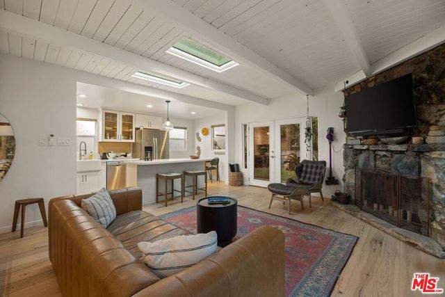 8522 Walnut Drive, Los Angeles, CA 90046
