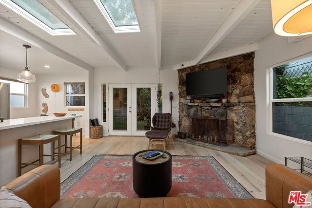 8522 Walnut Drive, Los Angeles, CA 90046