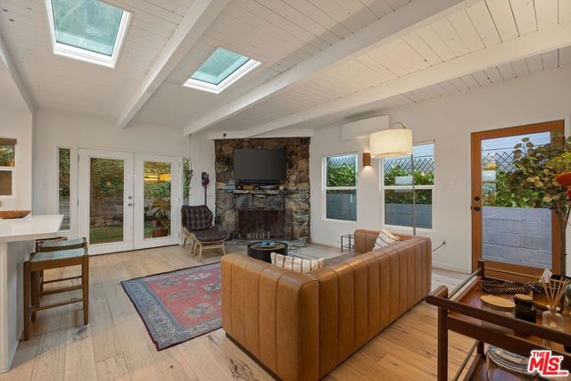 8522 Walnut Drive, Los Angeles, CA 90046