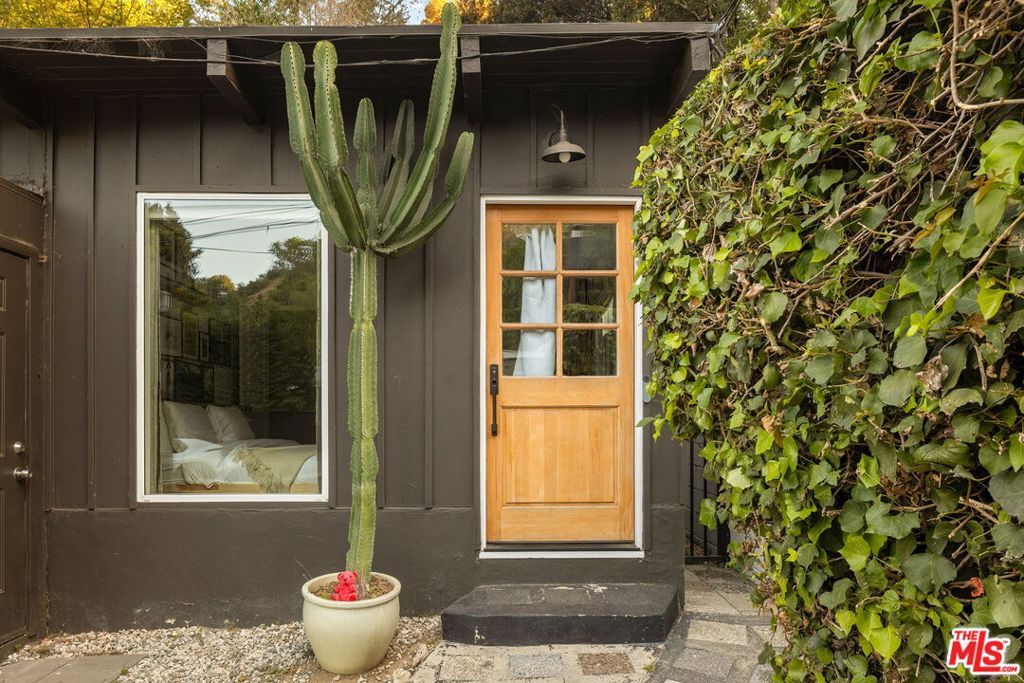 8522 Walnut Drive, Los Angeles, CA 90046