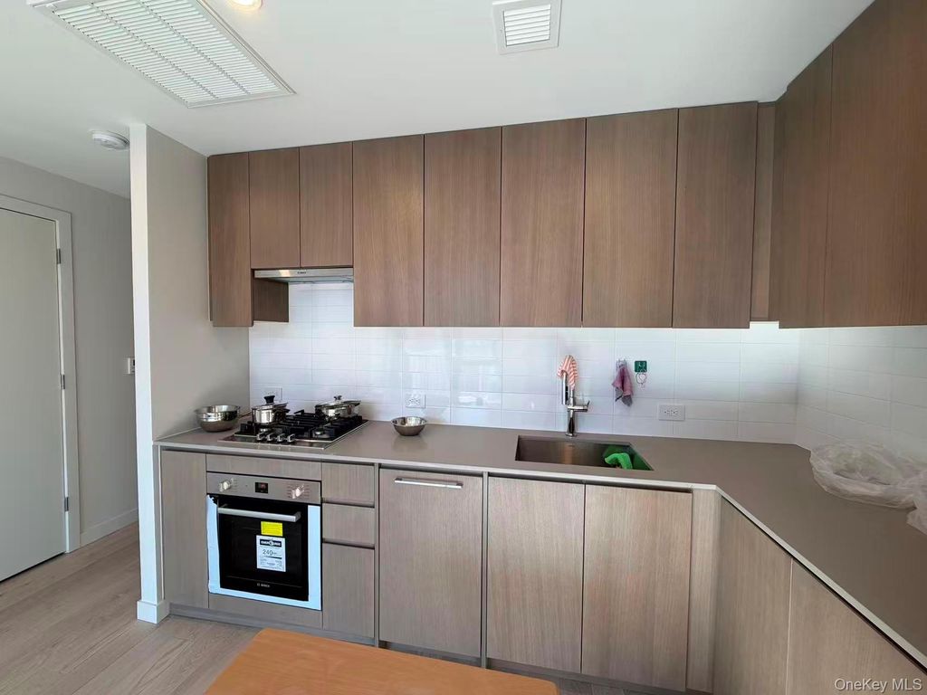 131-02B 40th Road 7R, Flushing, NY 11354