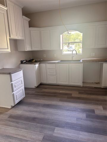 305 E Nelson Street, Bowie, TX 76230