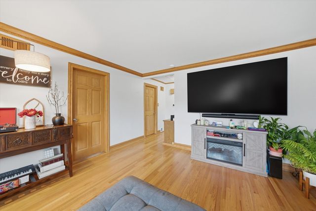 10352 Leslie Lane, Chicago Ridge, IL 60415