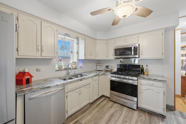 10352 Leslie Lane, Chicago Ridge, IL 60415