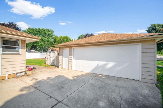 11708 W Bobolink AVENUE, Milwaukee, WI 53225