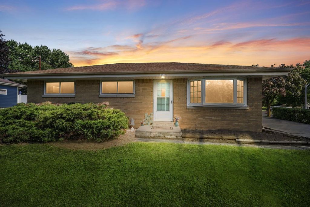 11708 W Bobolink AVENUE, Milwaukee, WI 53225