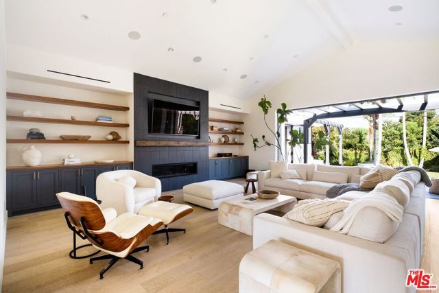 19739 Henshaw Street, Woodland Hills (los Angeles), CA 91364