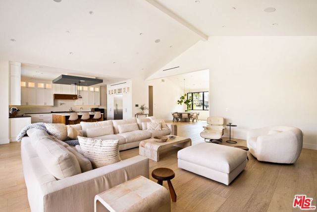 19739 Henshaw Street, Woodland Hills (los Angeles), CA 91364