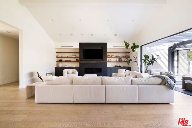 19739 Henshaw Street, Woodland Hills (los Angeles), CA 91364