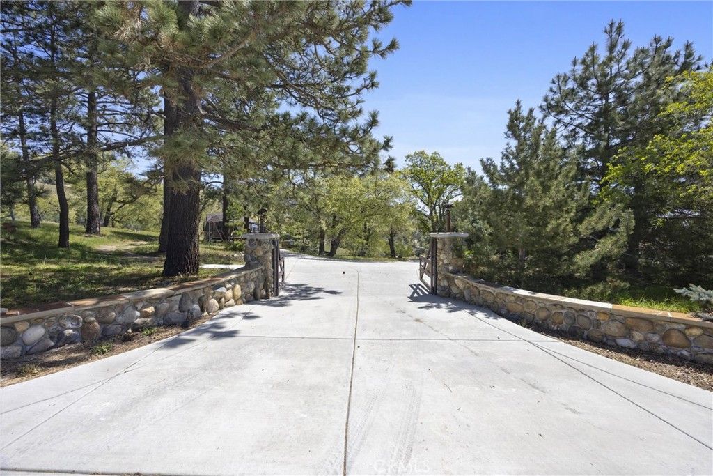 Image 4 of property listing at 27241 Deertrail Drive, Tehachapi, CA 93561