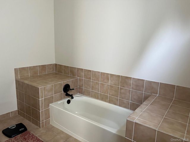 15 Constantine Way, Mount Sinai, NY 11766