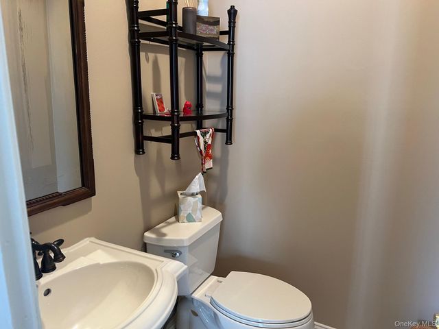 15 Constantine Way, Mount Sinai, NY 11766