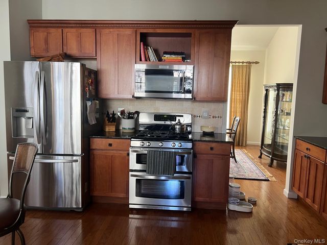 15 Constantine Way, Mount Sinai, NY 11766