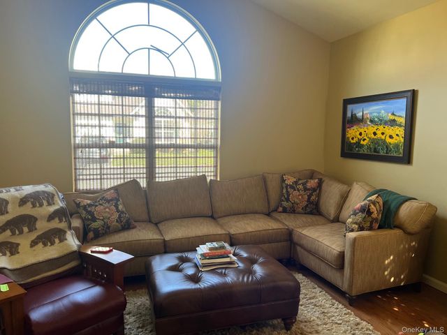 15 Constantine Way, Mount Sinai, NY 11766