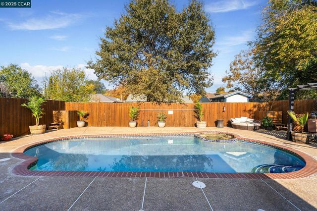 2941 Crawford St, Concord, CA 94518