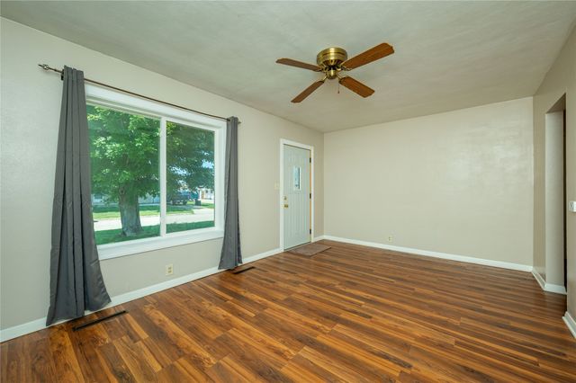 1014 S 11th Avenue, Marshalltown, IA 50158