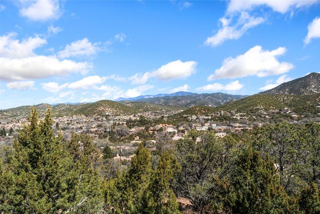 642 Camino De La Luz, Santa Fe, NM 87505