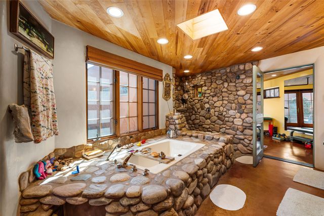 642 Camino De La Luz, Santa Fe, NM 87505