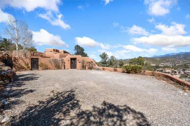 642 Camino De La Luz, Santa Fe, NM 87505