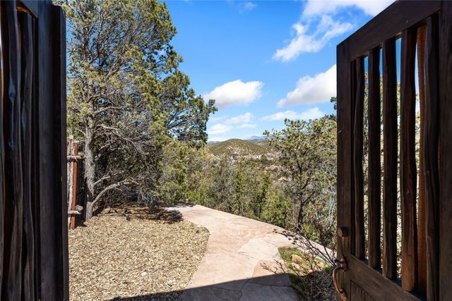 642 Camino De La Luz, Santa Fe, NM 87505