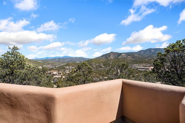 642 Camino De La Luz, Santa Fe, NM 87505