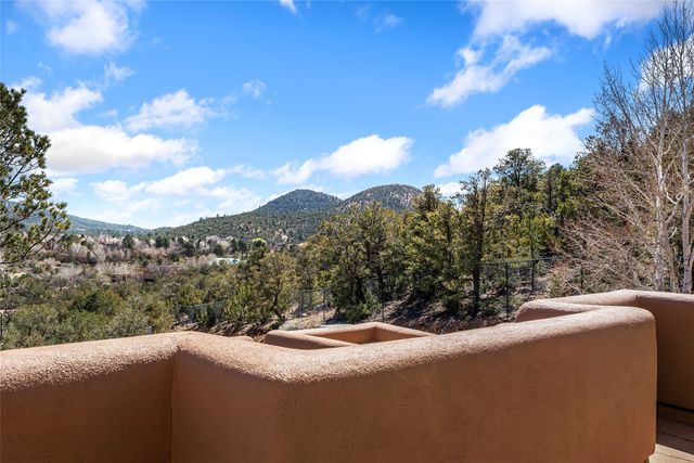 642 Camino De La Luz, Santa Fe, NM 87505