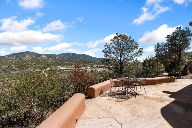 642 Camino De La Luz, Santa Fe, NM 87505