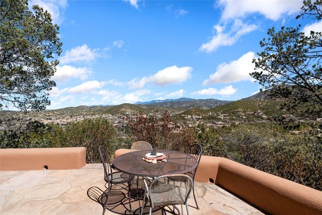 642 Camino De La Luz, Santa Fe, NM 87505