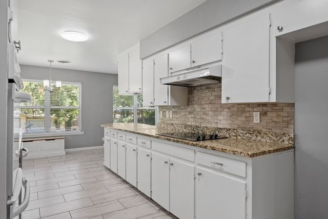 705 Overhill Dr, Kerrville, TX 78028