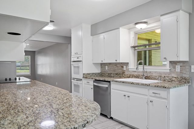 705 Overhill Dr, Kerrville, TX 78028