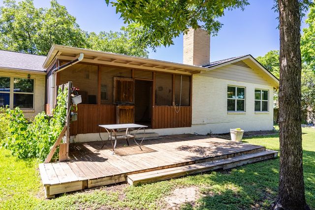 705 Overhill Dr, Kerrville, TX 78028