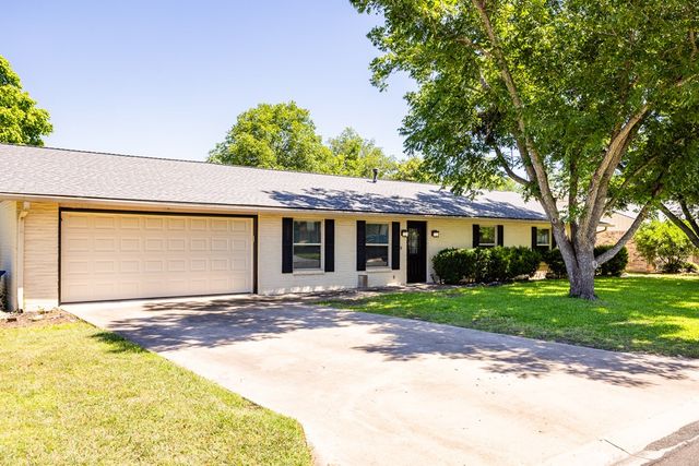 705 Overhill Dr, Kerrville, TX 78028