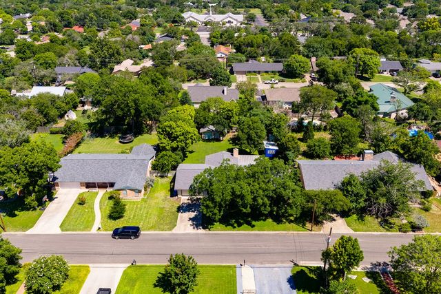 705 Overhill Dr, Kerrville, TX 78028