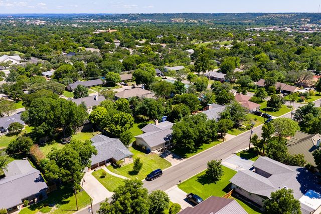 705 Overhill Dr, Kerrville, TX 78028