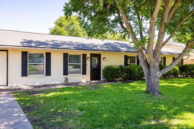 705 Overhill Dr, Kerrville, TX 78028