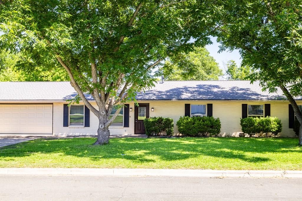 705 Overhill Dr, Kerrville, TX 78028