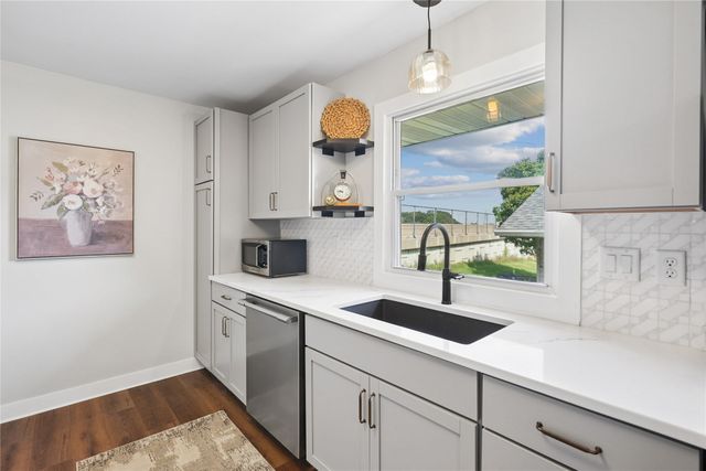 2819 Rollins Avenue, Des Moines, IA 50312