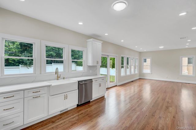 86 George Street, East Hills, NY 11577