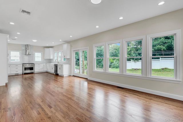 86 George Street, East Hills, NY 11577