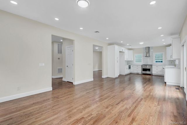 86 George Street, East Hills, NY 11577