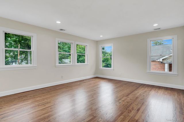 86 George Street, East Hills, NY 11577