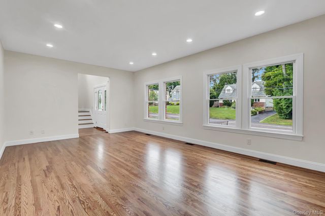 86 George Street, East Hills, NY 11577