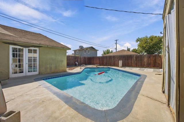 2137 Sacramento, Bakersfield, CA 93305